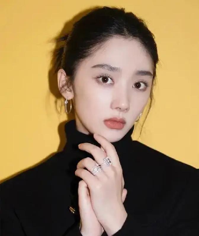 最近娱乐圈真是反转不断，星光大赏上王影璐因为座位问题被骂惨了，一开始网...