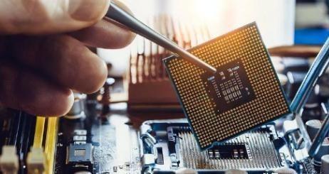 “都是中国的责任，因为他们不买了！”这句话如同石子投入湖面，激起千层涟漪，美国芯