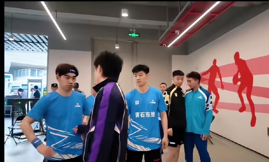 乒超后场偶遇名场面！王楚钦碰到老朋友闫安，上前轻轻碰一下安哥肚子打招呼，接着握