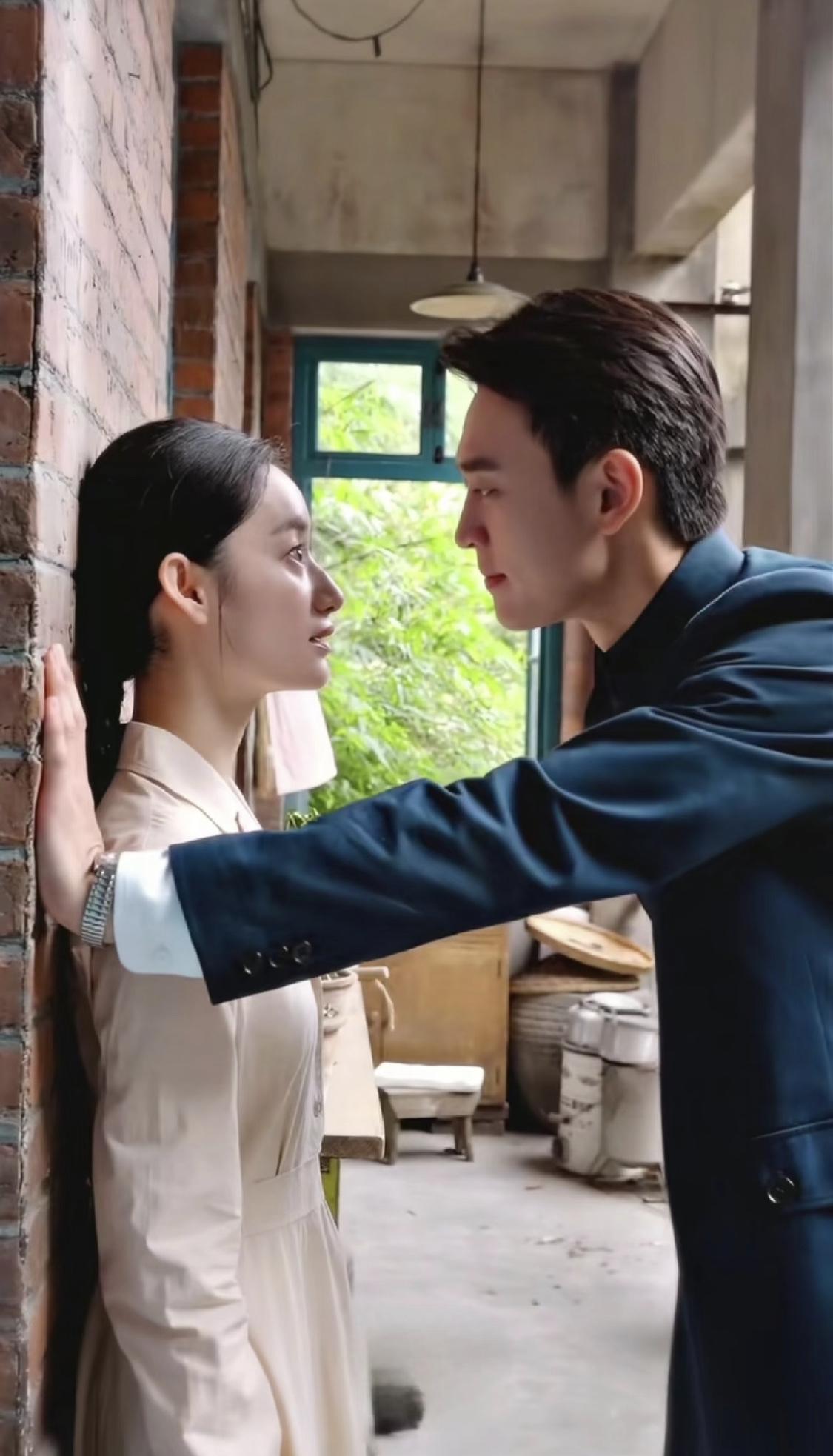 瞿桦第一次见方穆静是目睹了她歇斯底里的骂街，和当年方穆静给自己的感觉完全不一样。