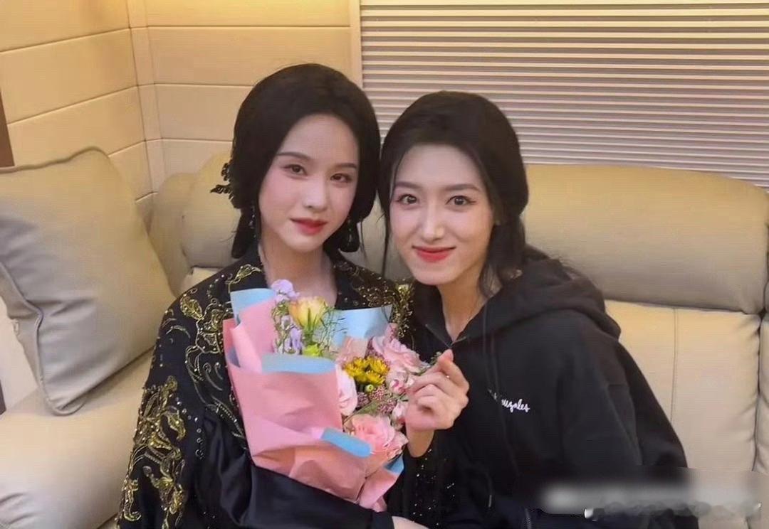 月鳞绮纪里陈都灵的替身女演员，有点似曾相识。