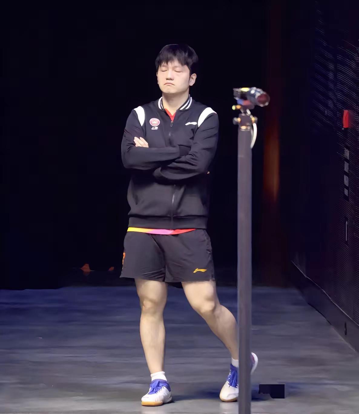 樊振东后场热身绝对堪称一绝！上面闭目养神，下面活动小腿肌肉，小嘴直接抿成了