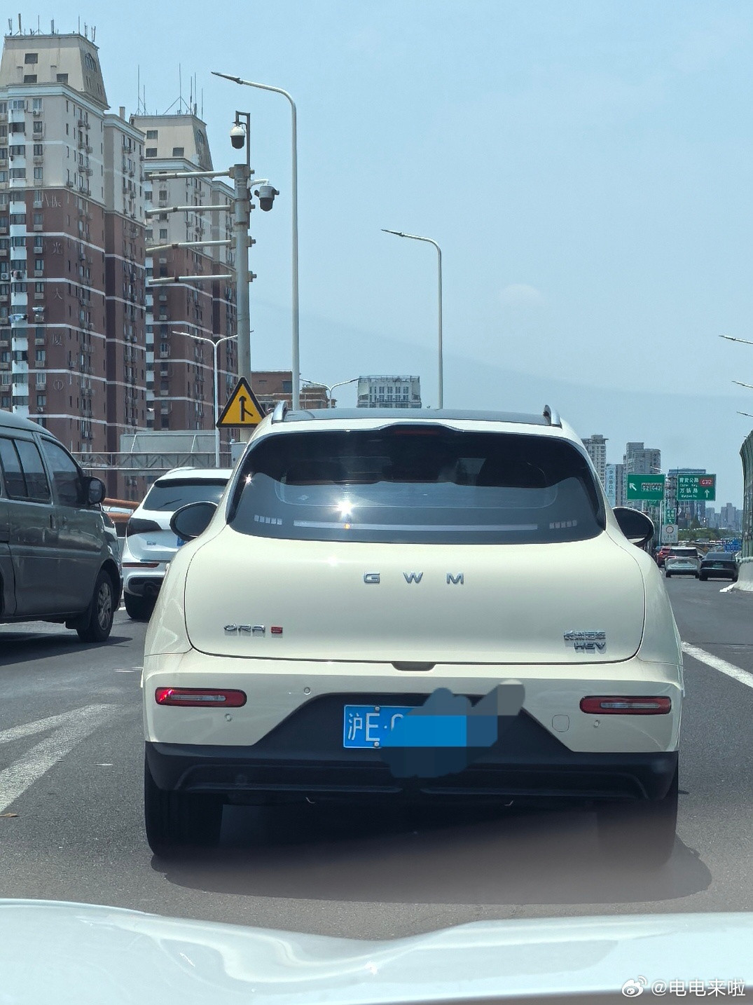 让我震惊的不是现在上海还有人在买油车，让我震惊的是买了台油车还没牌照贵，这台车上