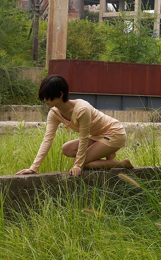 网友说李庚希可以起诉芭莎了李庚希这套是不是可以称之为“崩坏的少女”[滑稽笑]