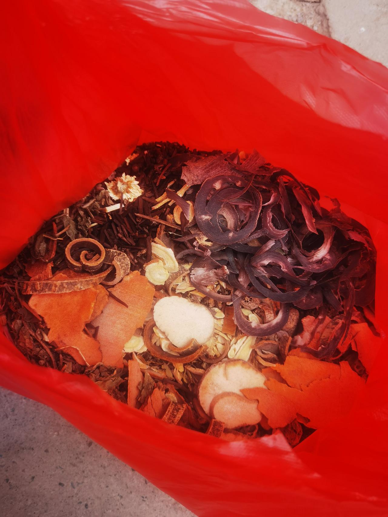 看到第一张照片想到了什么？看到第二张呢？第三张呢？把中草药打成粉，冲水喝，这味