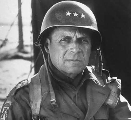 美军上将李奇微回忆朝鲜战争时说:“大量中国步兵穿着胶鞋,在狂乱的军号声中渗入阵地