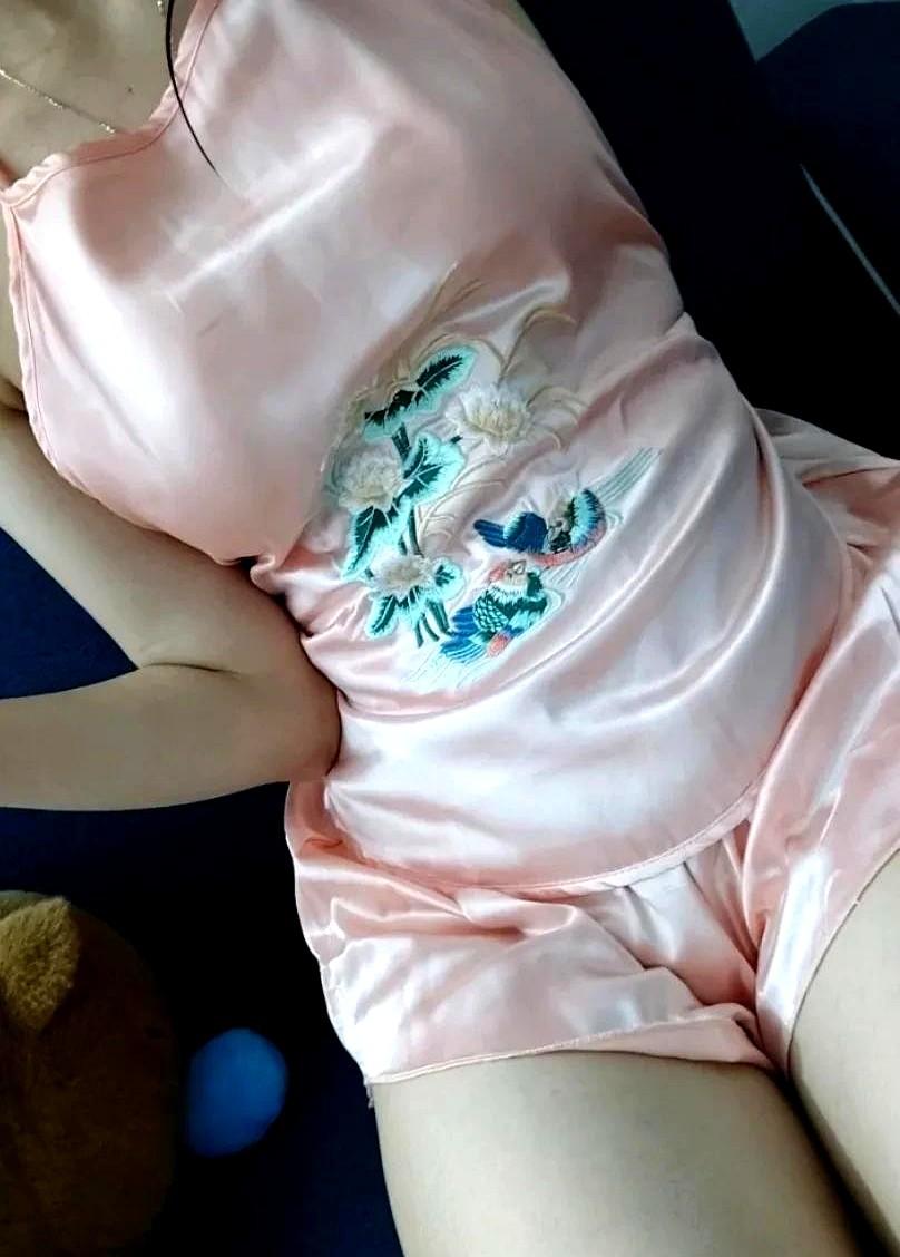 我就不明白了昨天在小区门口拿快递遇到隔壁王姐她盯着我的帆布包瞅了半天突然来