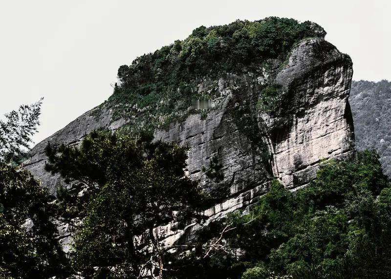 最近网上流传一段男子爬山坠崖生还的视频。视频里男子站在陡峭山石上玩手机，结果左脚
