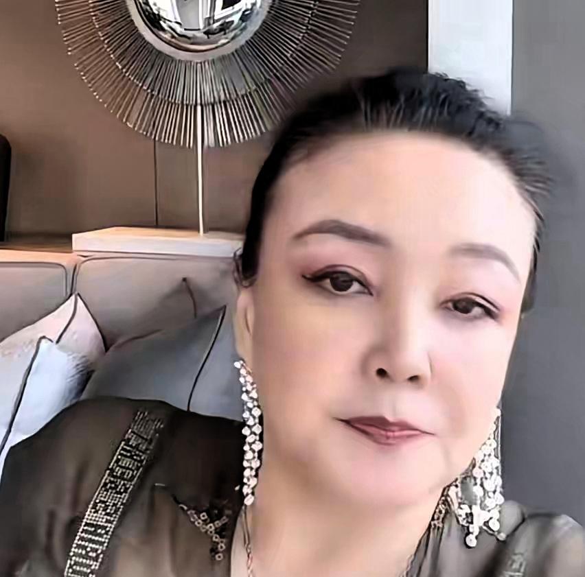 兰姐湖畔日子，汪宝百日宴，她想得周全。北京那边，一个区域，别墅连片，水面山色，