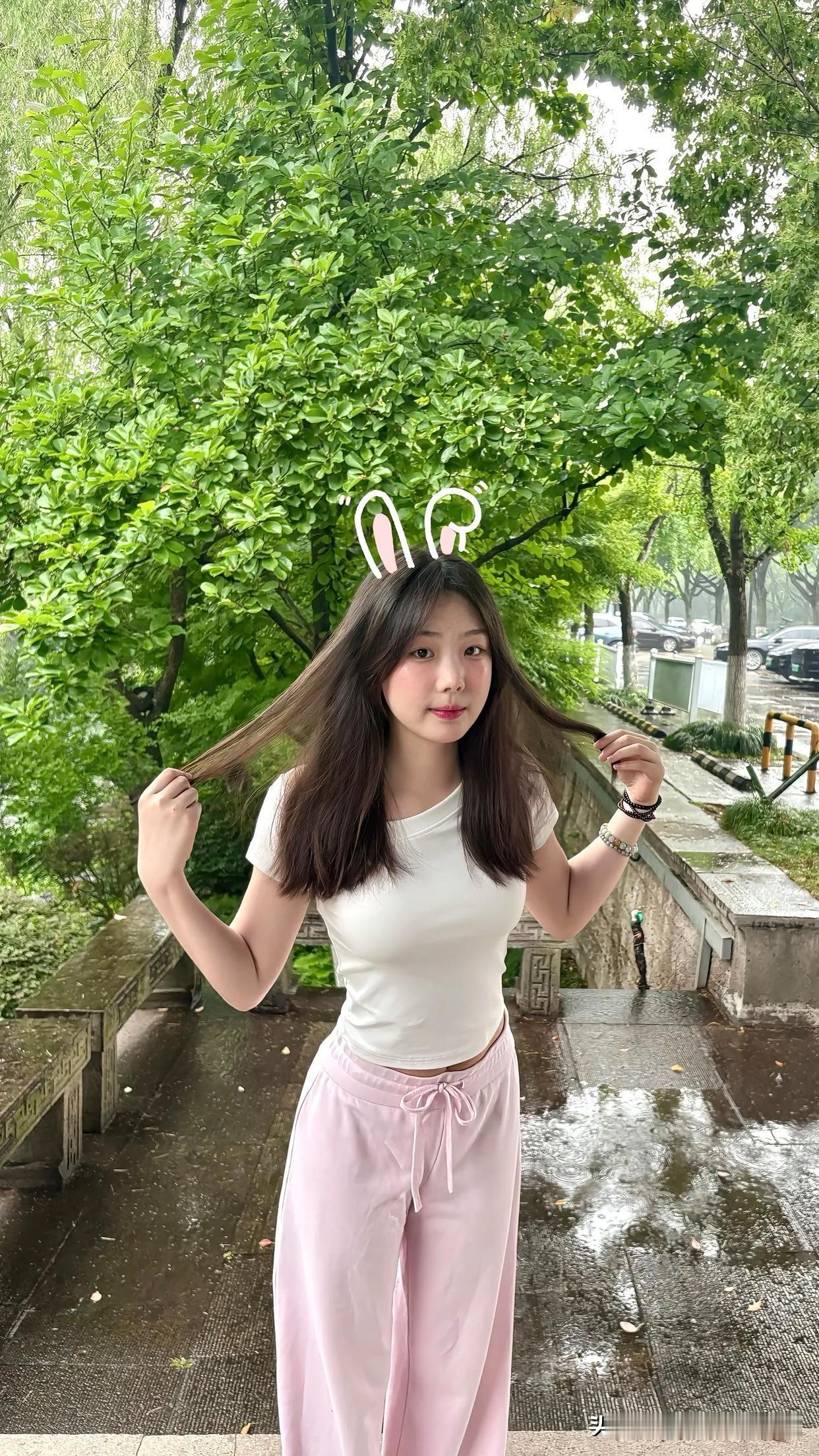 雨中漫步，清新自然，元气满满的一天！🌧️💕