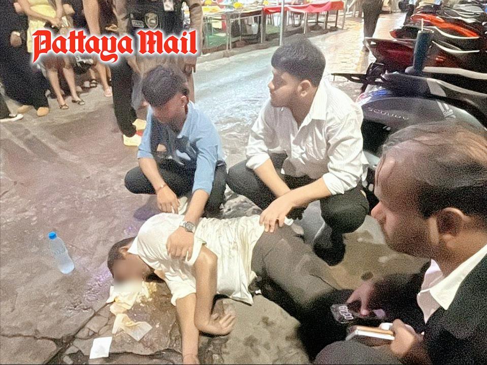 印度游客在芭堤雅街头喝酒闹事，倒地不省人事并呕吐了一大滩，泰国人躲开看热闹，只有