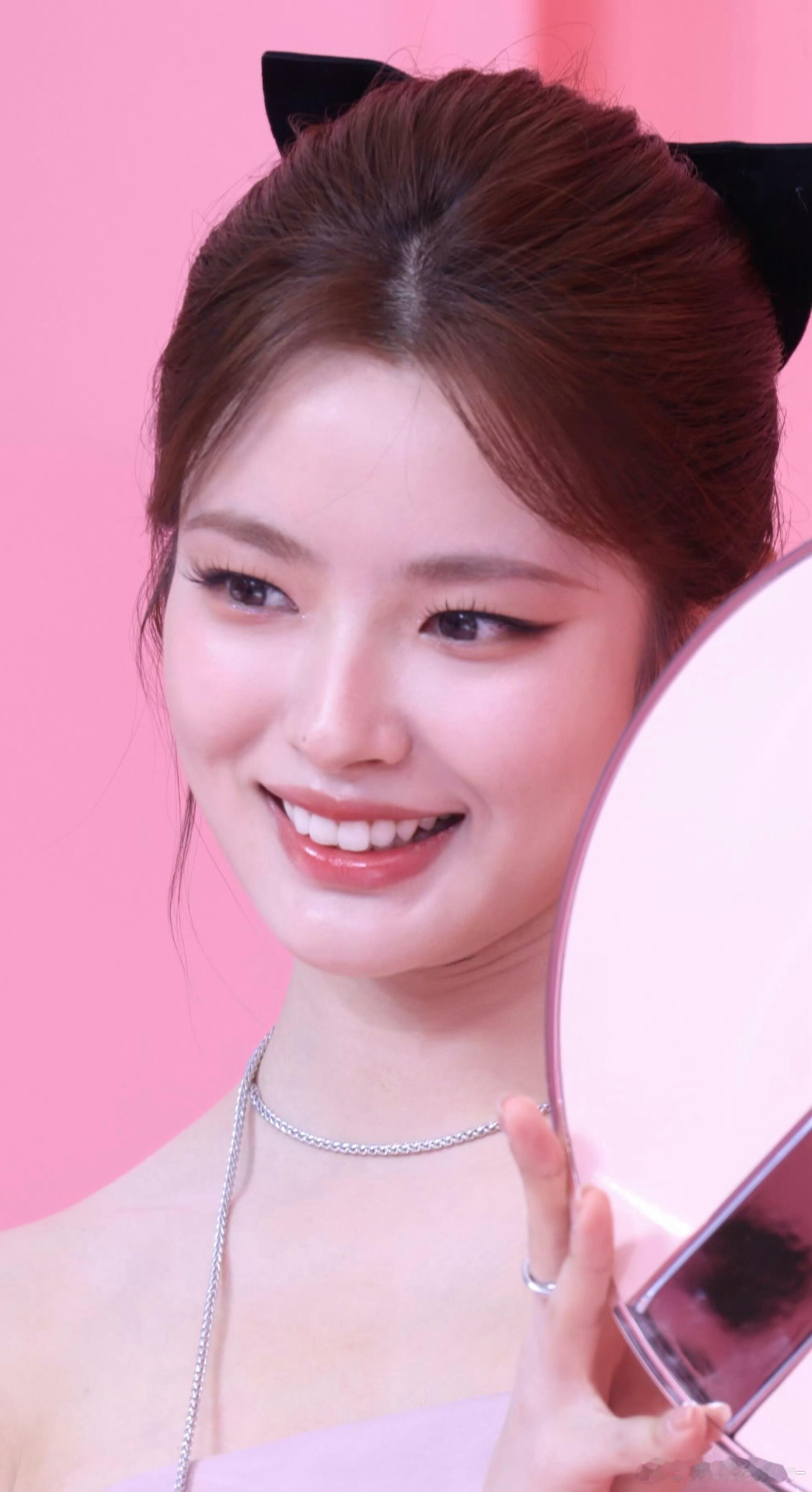 徐若晗骨相甜妹！美的