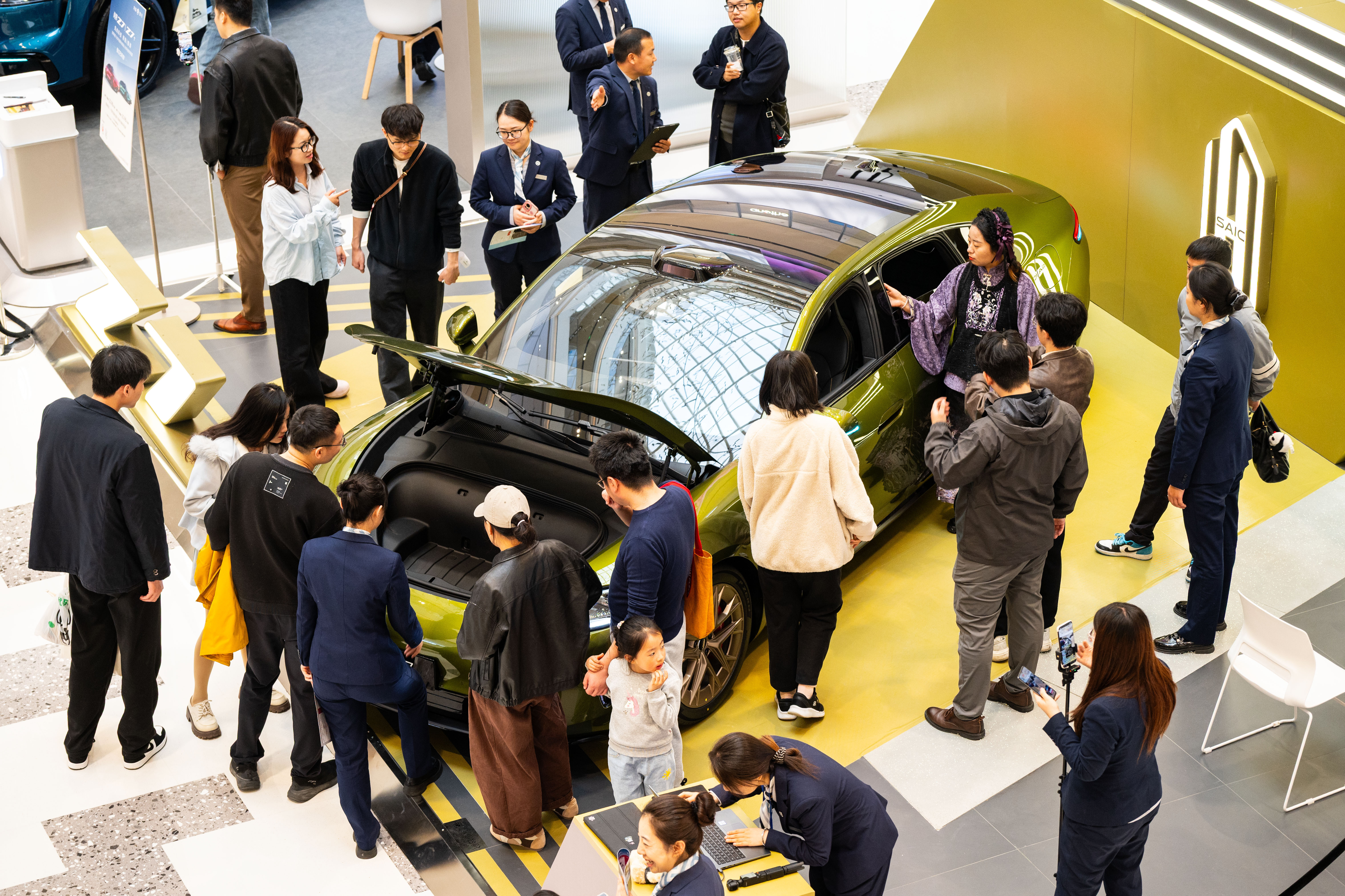 包河万象汇不愧是目前合肥热度最高的商场，偶遇到尚界Z7安徽首展，这个绿色很🐸，