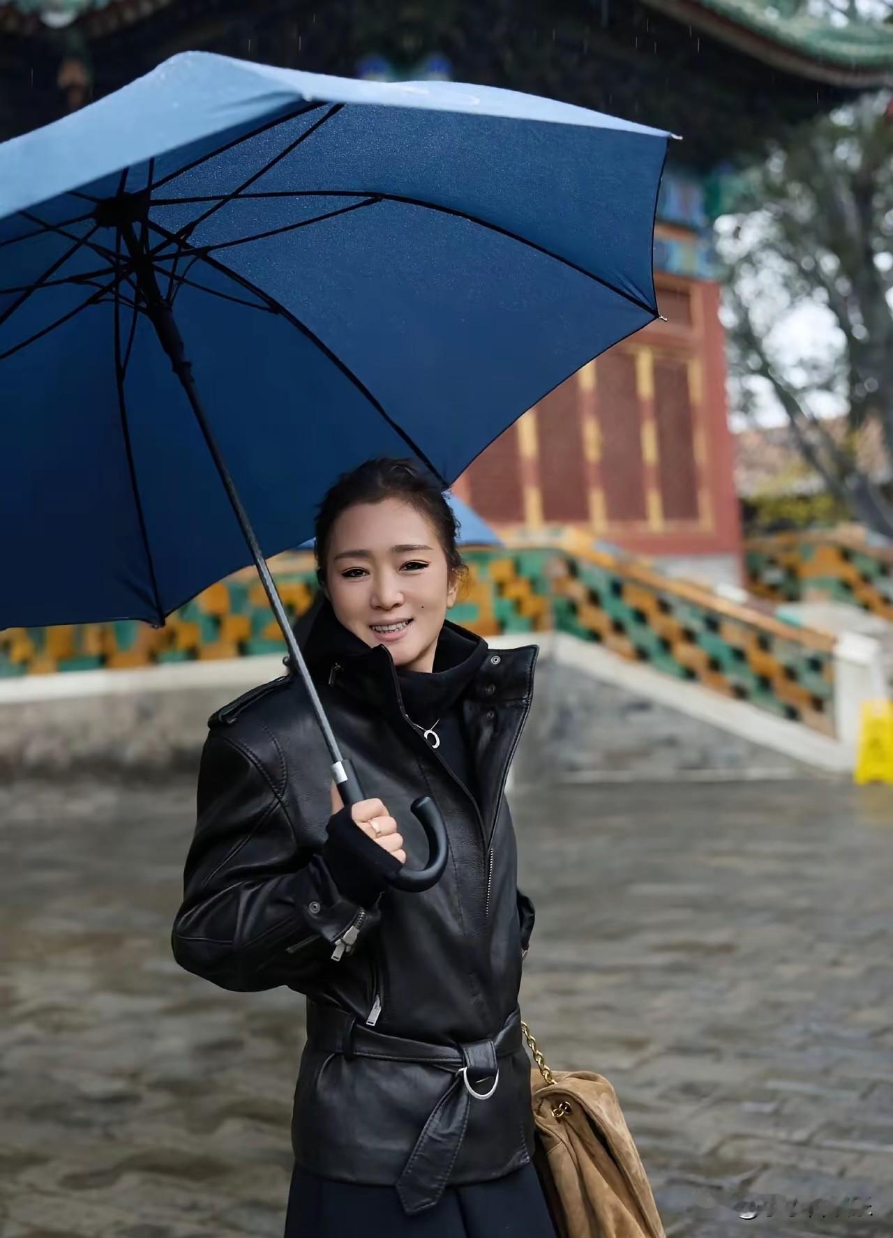 60岁巩俐气场直接碾压全场！这才叫老娘吃过的盐比你走的路都多！看看人家巩俐，