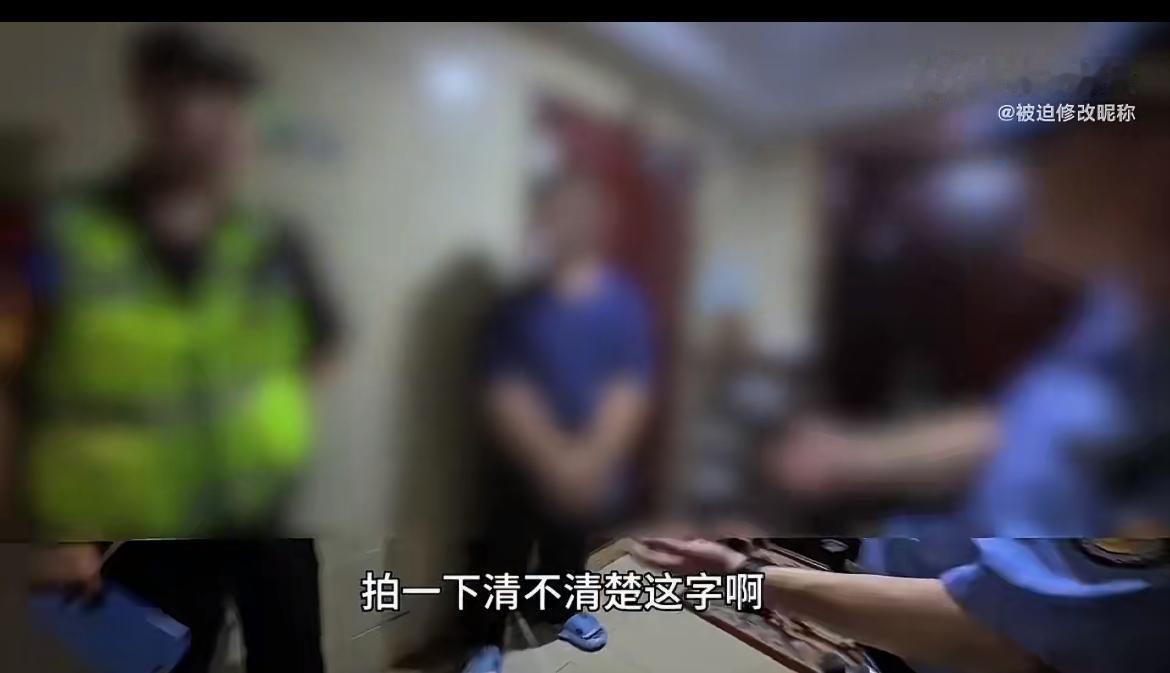 杭州一外卖小哥遭遇言语骚扰，因担心不测，把餐送到顾客门口，匆匆拍照就跑路了，结果