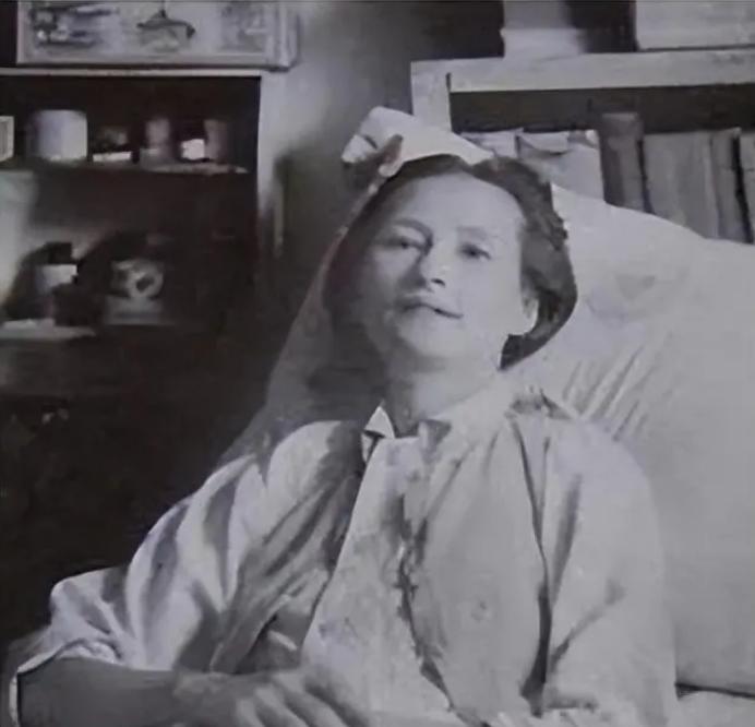 1955年3月31日深夜，病床上的林徽因预感到自己大限将至，便请求护士叫梁思成来
