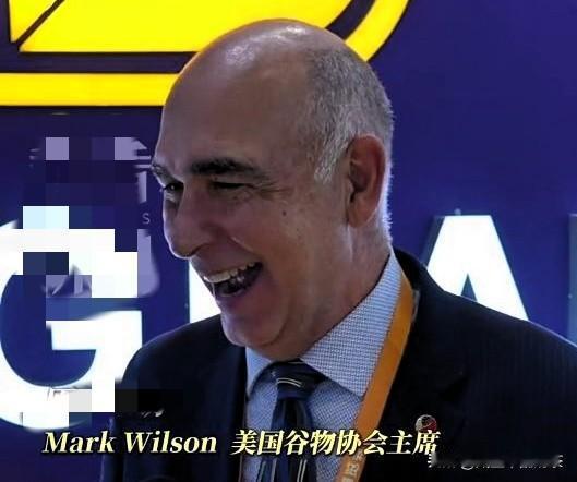 都是大豆惹的祸美国谷物协会主席逛进博会，一心想签单。美国谷物协会主席一行人在