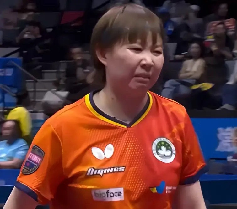 朱雨玲意外摔倒！倒地瞬间她本能地护住膝盖，伤痛隐现。这两局她憋屈至极，多次先拿局