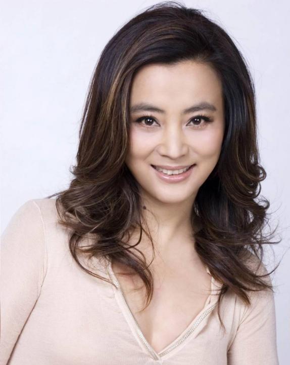 1997年，李玲玉嫁给犹太富豪杰瑞，新婚夜，李玲玉开玩笑地说：“你就不怕我嫁