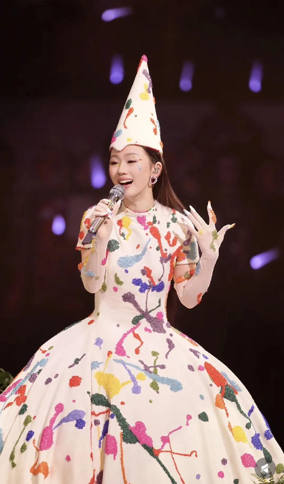 单依纯又火了，说真的，刷到那么多她演唱会的视频，还是第一次看到她穿这么多的衣