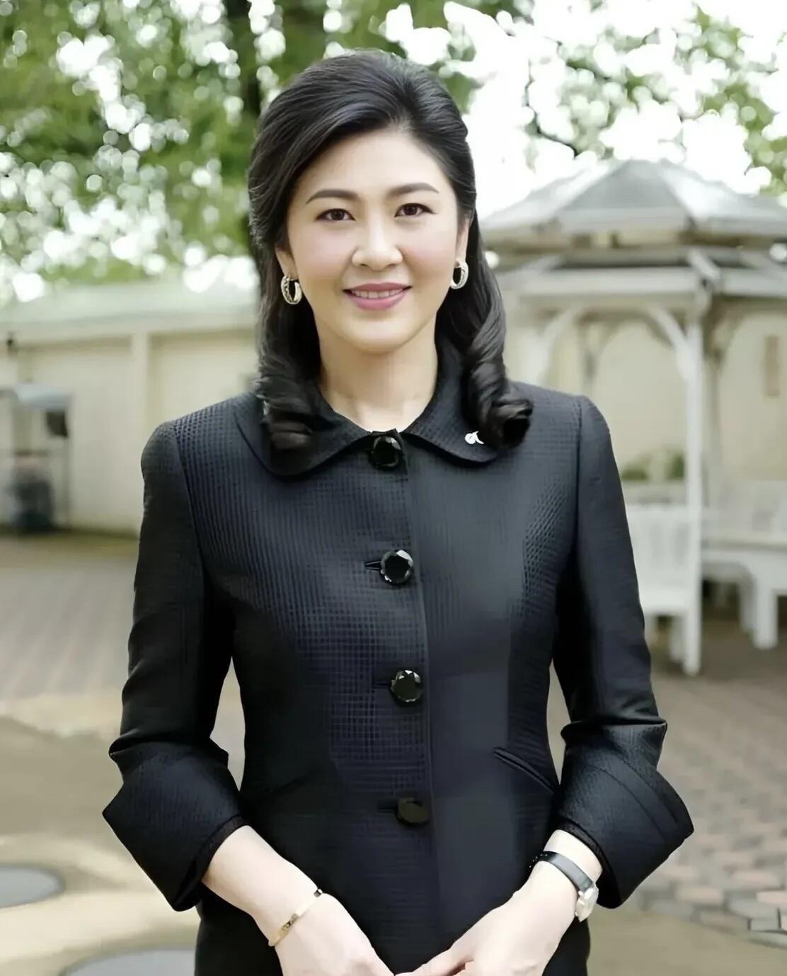 她好美啊，不愧是亚洲顶级的美女，这颜值比朱琳漂亮。淡淡是妆，简约的穿搭，果然是好