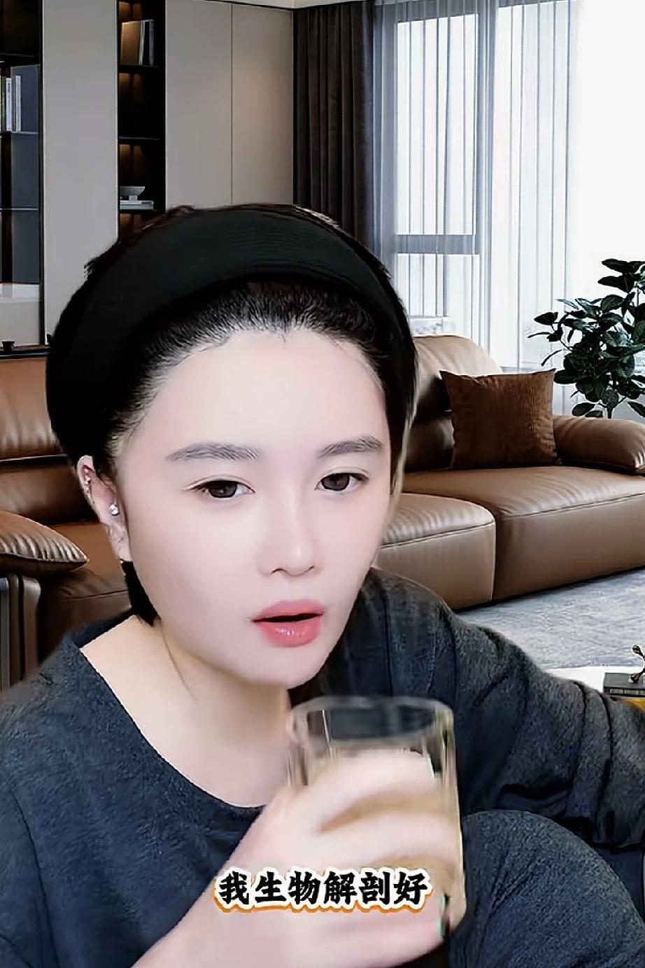 球球是个直爽的女孩，她在直播的时候说，她小学五年级的时候数学特别差，十道数学题就