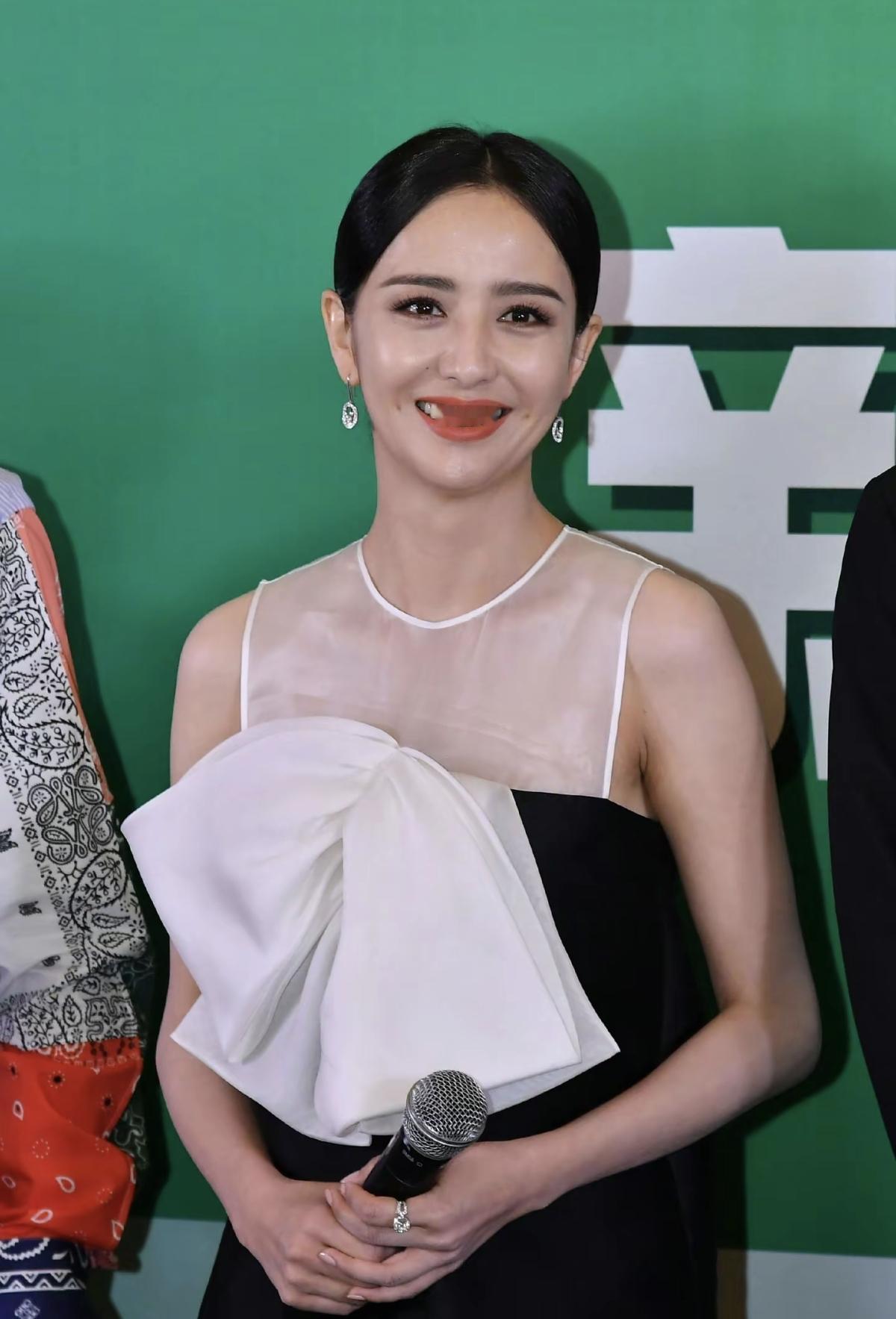 佟丽娅一笑，整个世界都温柔了起来[比心]佟丽娅的骨相和气质，永远让人眼前一亮[赞