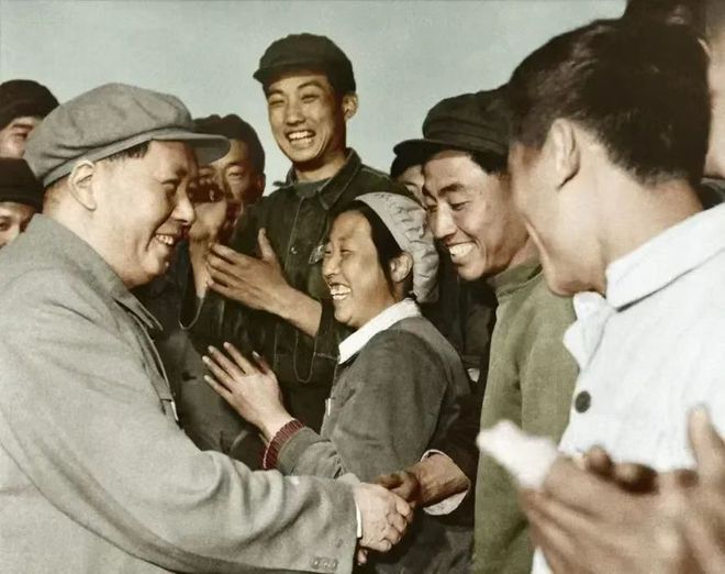 1958年，毛主席视察湖北孝感。和人民在一起，毛主席笑得很开心。人民和毛主席在一