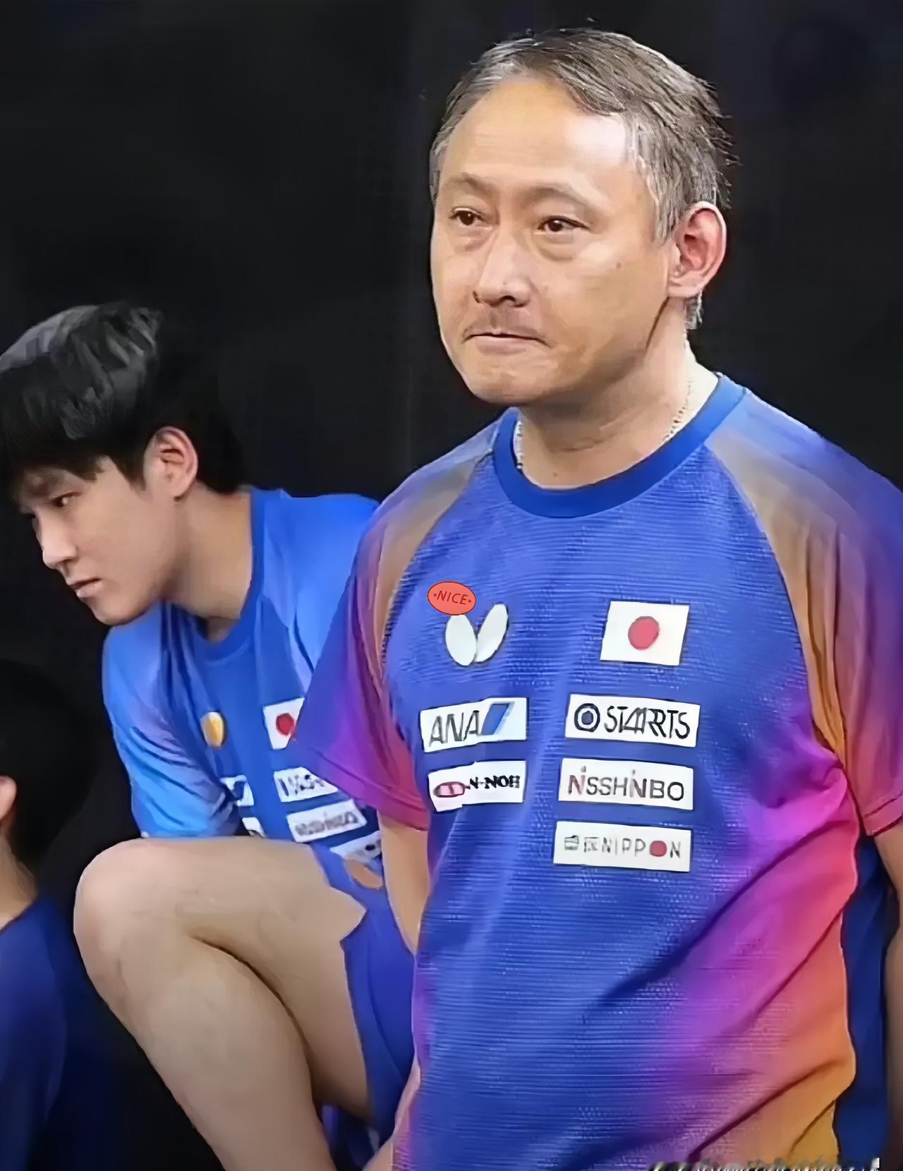 张本智和最近像被按了减速键。三月新加坡大满贯，他反手一哆嗦，球飞出底线，16强