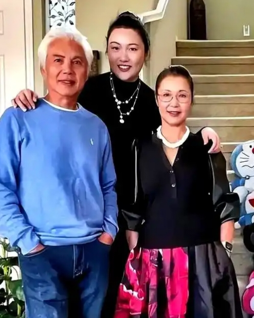 姜黎黎与丈夫汪宝生及女儿汪江一家三口温馨同框姜黎黎的丈夫汪宝生比她小三岁，两人