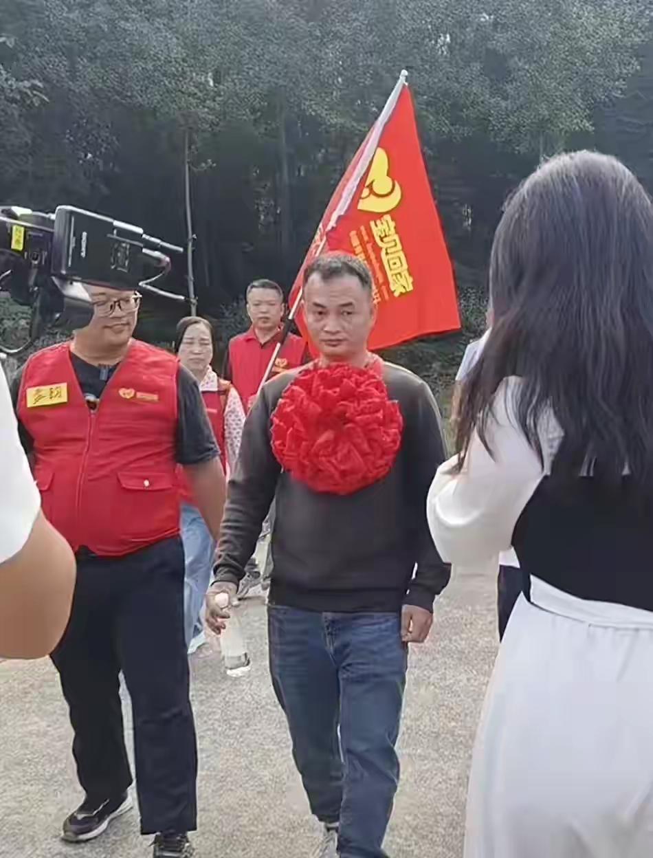 5岁被拐曾转卖两次，靠记忆找到家，但爸爸在他回家前几天就走了迟来的归途25
