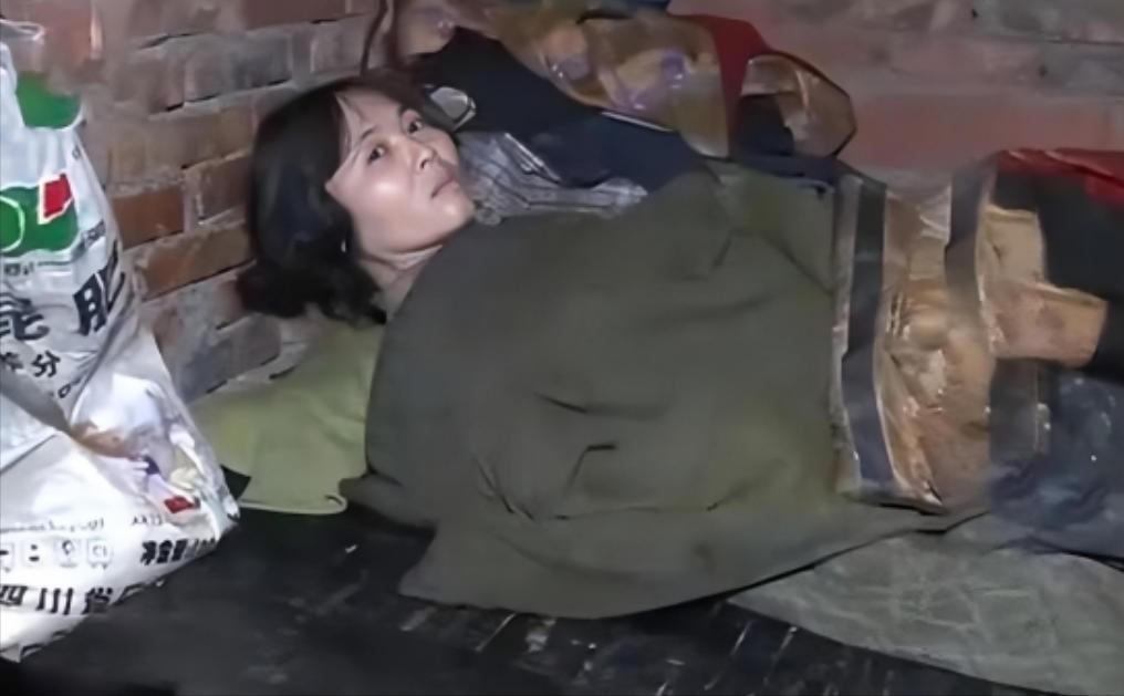 1995年，20岁的女大学生被人贩子120元卖给38岁老光棍，被关押17年，每天