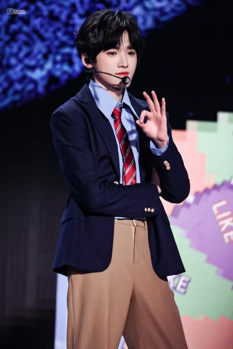 宋亚轩美式男高look宋亚轩美式男高制服！宋亚轩美式男高制服真的好帅啊​​​