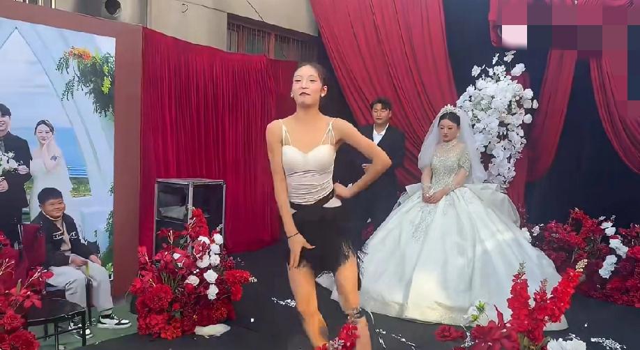 婚礼现场，这位美女小姐姐在台上大秀舞技，引得台下一众亲朋好友一片叫好的声音。可貌
