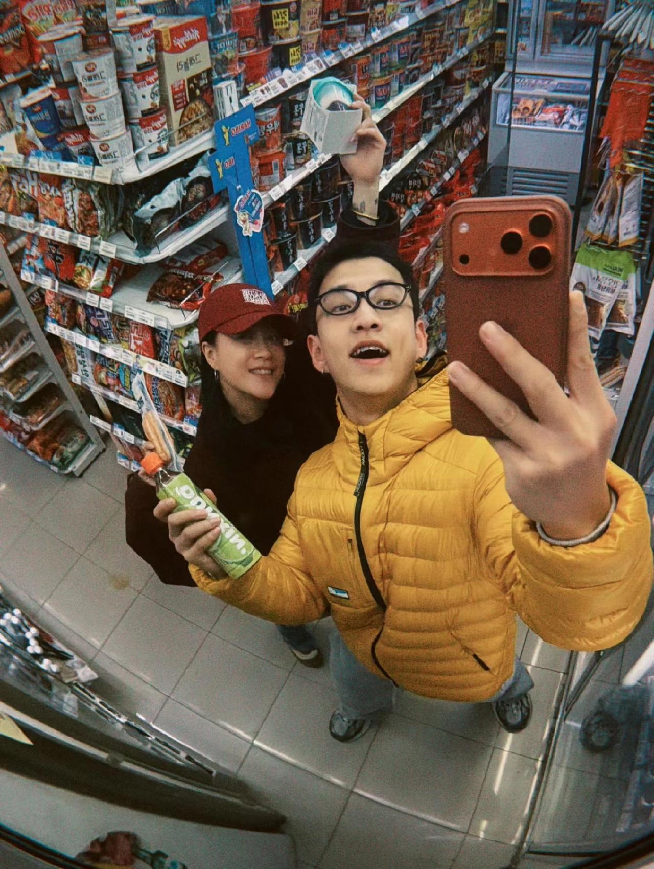 现在看到李嘉格离婚后交往小9岁的帅气男友，最开心的应该就是她妈妈霞姐吧，女儿终于