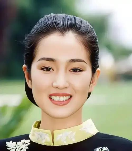 我小时候觉得巩俐不好看，但是后来成年后看得多了，再看她真是惊为天人，非常美丽又有