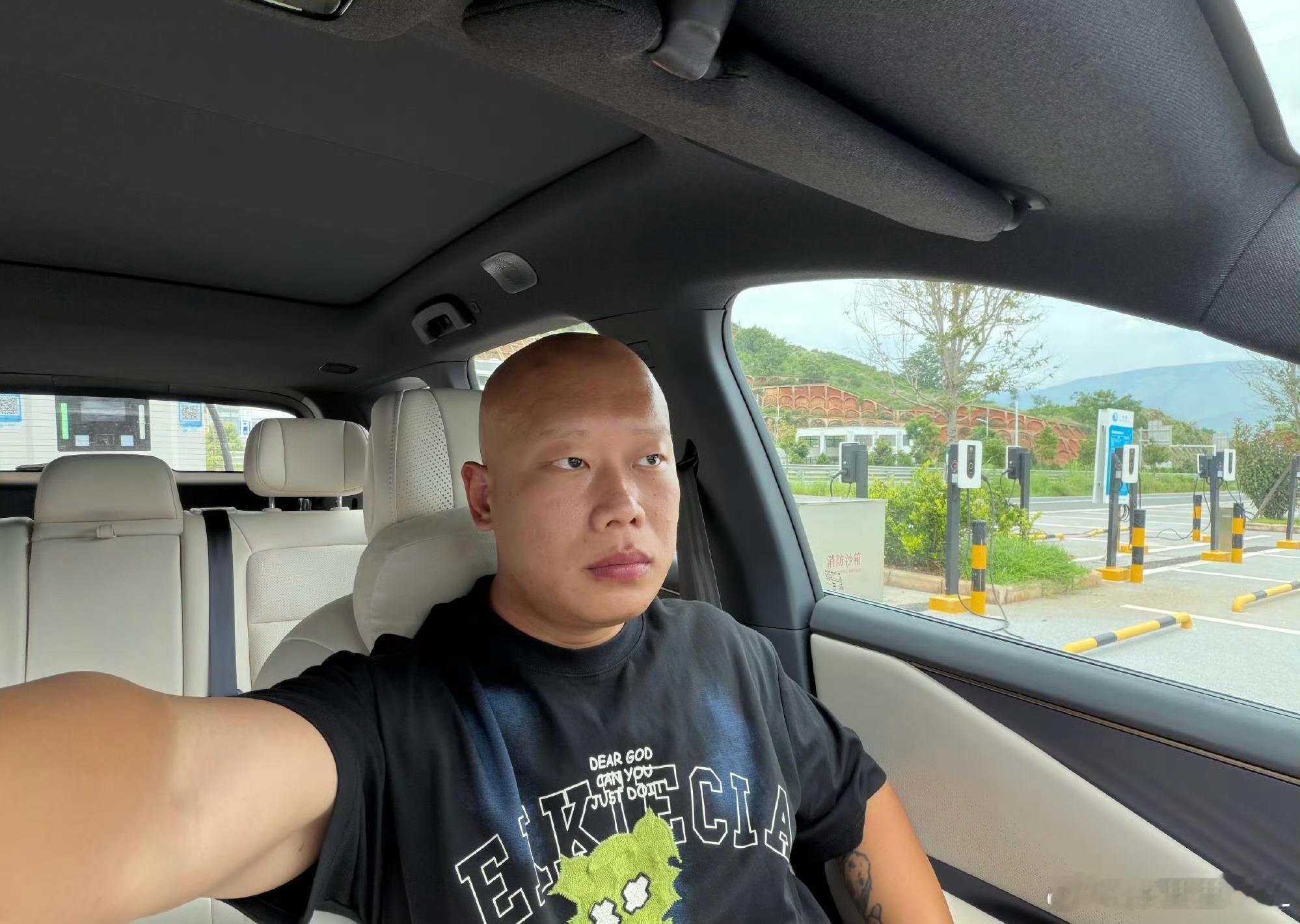 给大家分享一个我自己的防脱发经验吧。有段时间，我脱发非常厉害，一抓一大把。差一点
