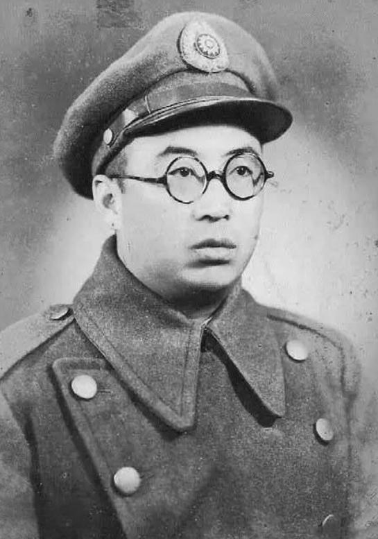 1949年，太原解放前，10个特务刚杀了一批地下党员，正在喝酒庆祝。可特务不知道