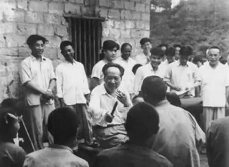 1959年，毛主席回韶山：主席让群众住他家。1959年6月，离开故乡三十多年