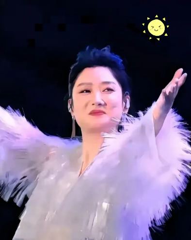 凤凰传奇的玲花一夜一夜的失眠！她实在不理解，​曾毅都已经51岁的老男人了，居