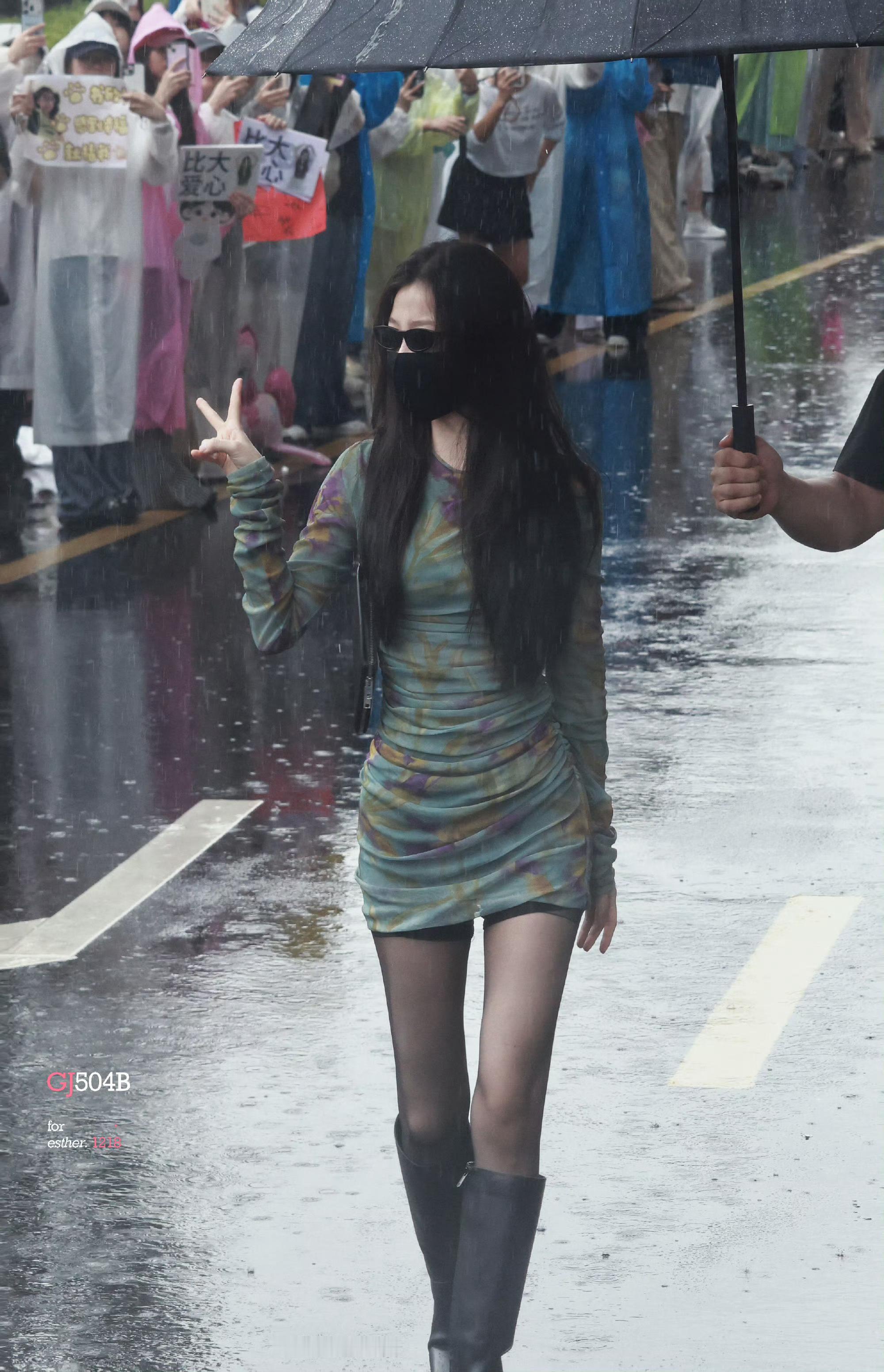 天上下的雨是我的口水书欣的雨中神图有了🥵虞书欣雨中神图虞书欣黑丝