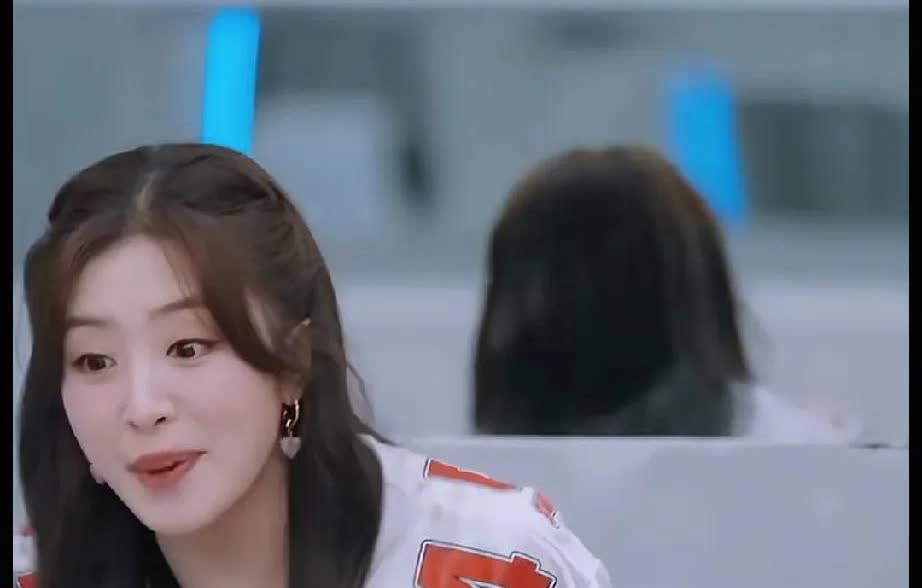 不敢相信杨超越说:“我爸妈都不近视，我妹也不近视，但是我近视700。”张