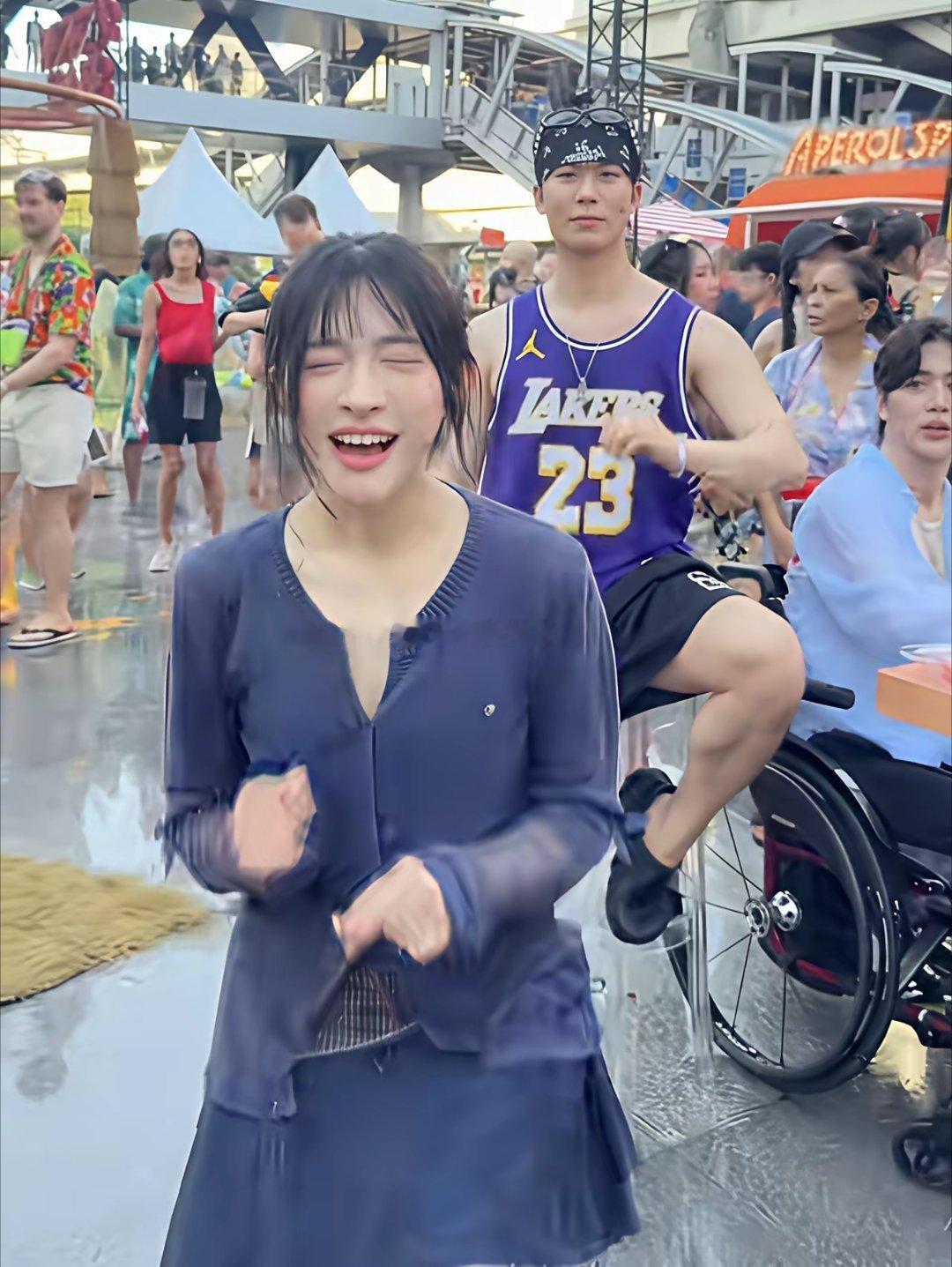 刷到小杨哥徒弟红黄绿的黄了小黄貌似不错，风格还是没有变！