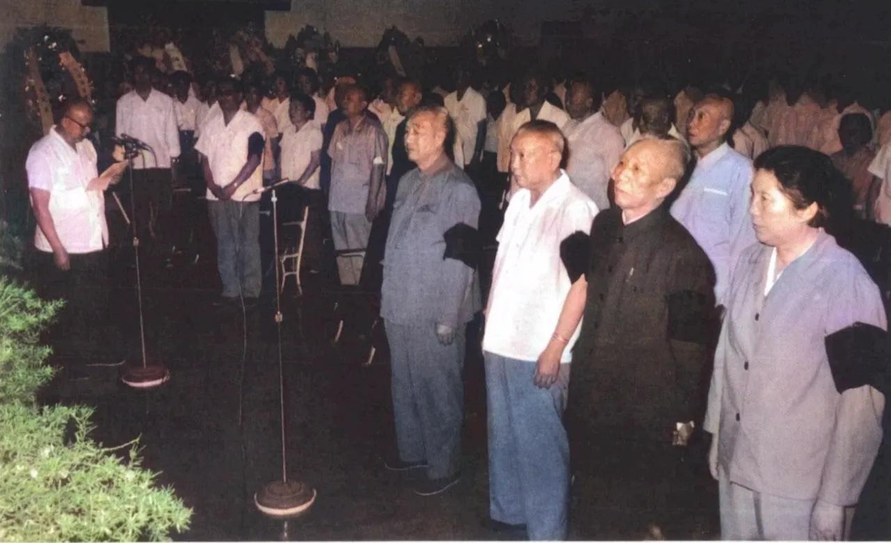 1980年，陈昌浩的追悼会上，一张罕见的留影，地点北京八宝山革命公墓礼堂，画面中