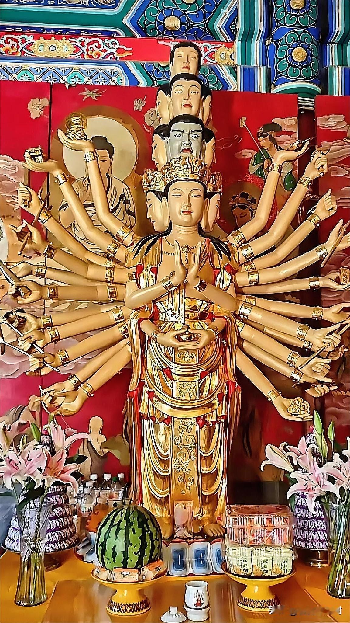 见到千手观音，瞬间懂了什么叫“被护着”🙏站在千手千眼观音像前，整个人都被