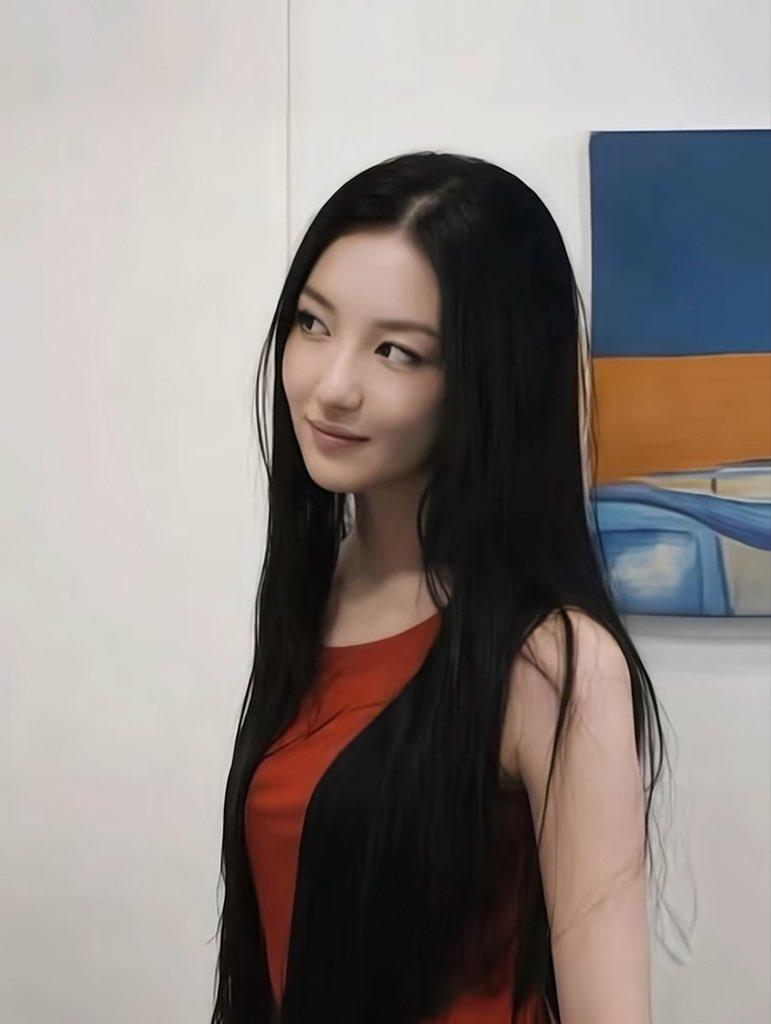 王菲和李亚鹏的女儿那个有兔唇的孩子李嫣现在变得这么漂亮了更有气质了。