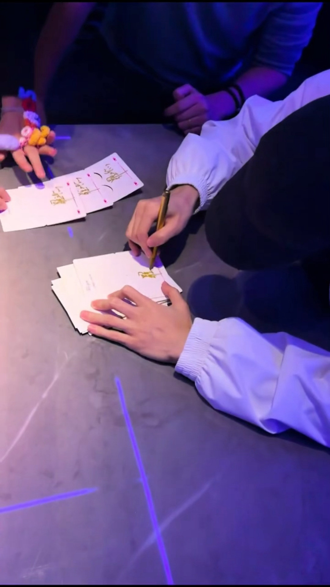 这个参加同学聚会的罗云熙疯狂签名中，底下还有一沓等着签呢哈哈哈哈哈🤣🤣🤣罗