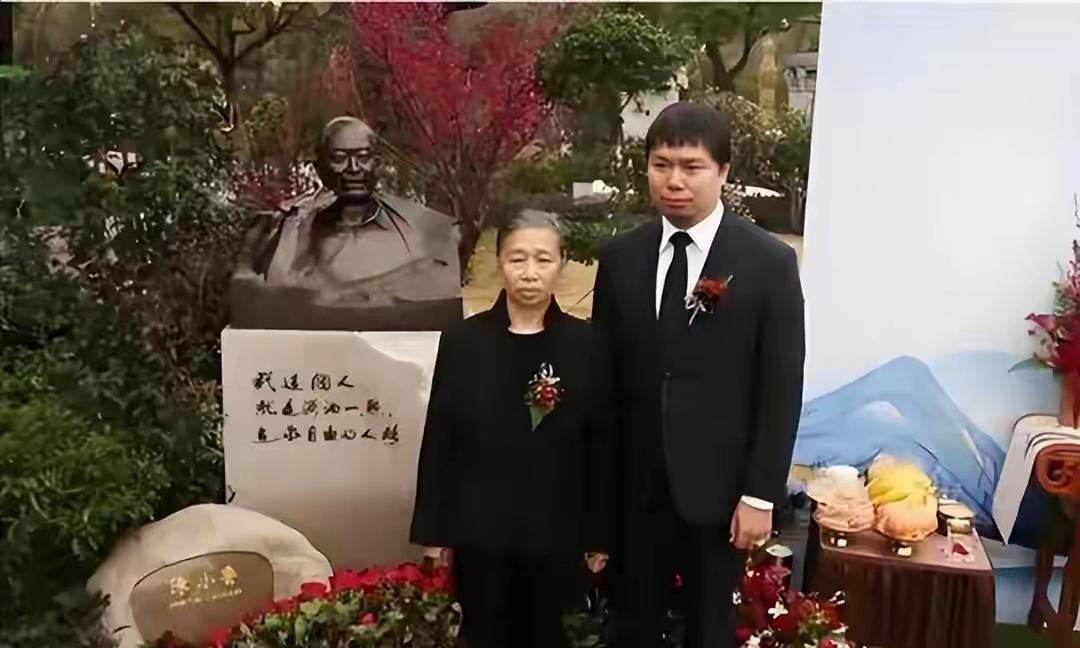 2019年陈小鲁去世一周年，妻子粟惠宁和儿子，在他雕像前珍贵留影那天上海的天