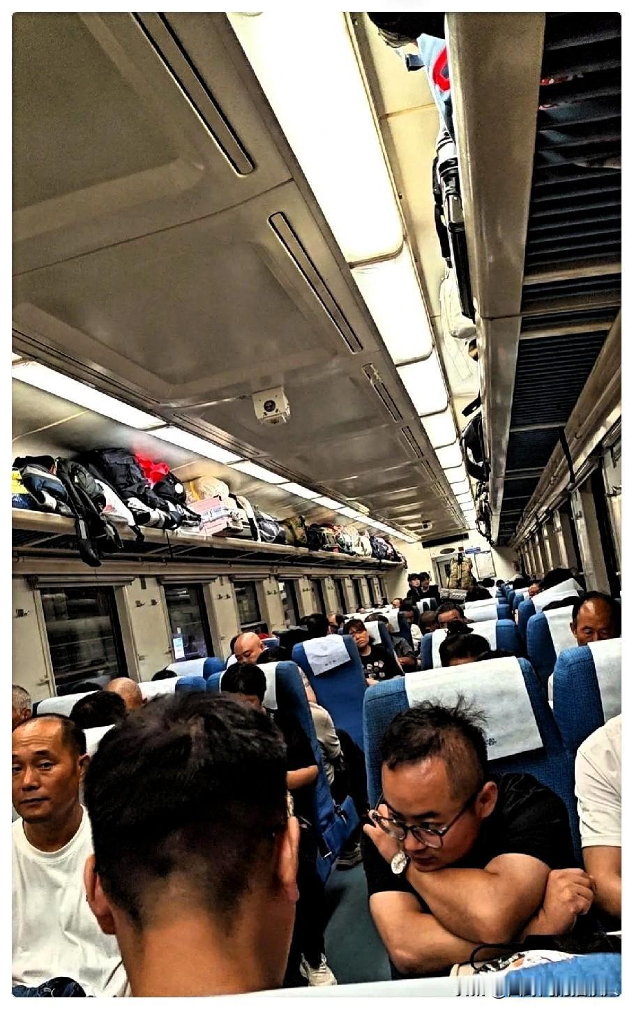 乘务员这招，是真的绝。大叔嫌空调冷，扯着嗓子要关。乘务员没吵没争，弯腰凑到他耳