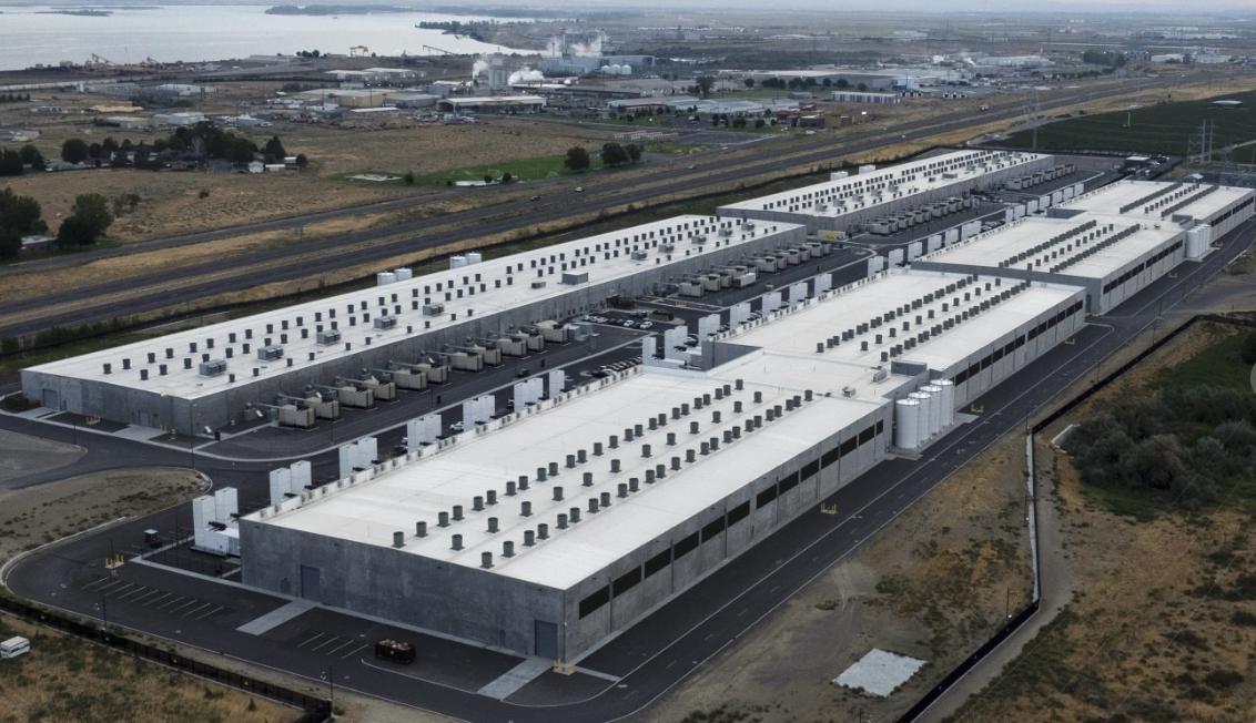 美国的人工智能，不卡在电力上，也得淹死在口水里。普通美国家庭现在越来越愤怒，